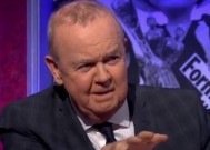 伊恩·希斯洛普(Ian Hislop)在透露警察关于出租车砸窗户的问题时，嘲笑了“枪击”的戏剧